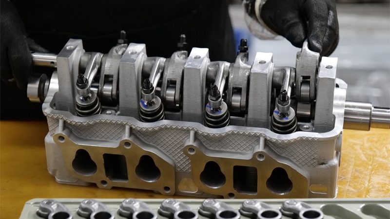Cylinder head assembly at the production line of Nanjing Woda’s factory, showing precision manufacturing of auto engine components.