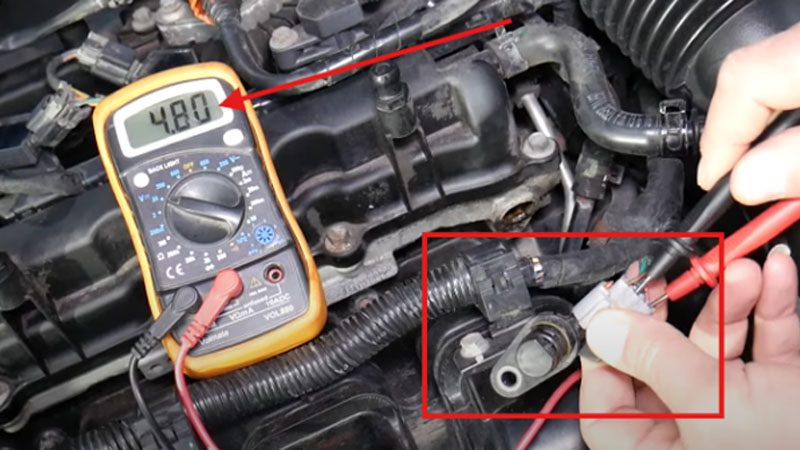 Confirming the signal wire of the camshaft position sensor.