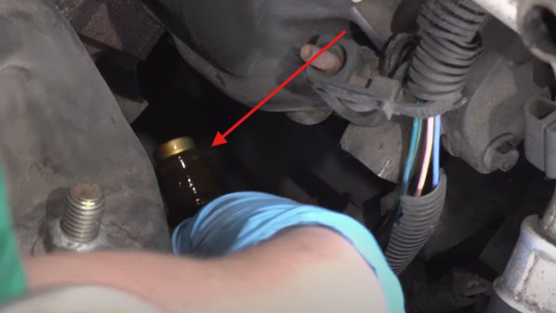 Plugging out the camshaft position sensor.