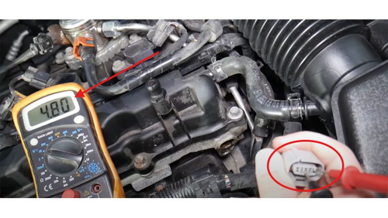 Identifying the camshaft position sensor signal wire.