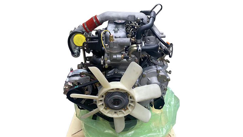 Close-up view of an Isuzu 4JB1-T turbo diesel engine, highlighting its components and compact design.