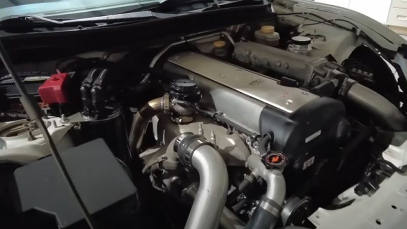 Close up of Toyota 7M-GTE engine.
