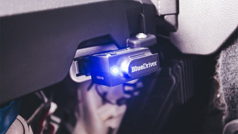 Using OBD II scanner to diagnose P0016 code engine problem.