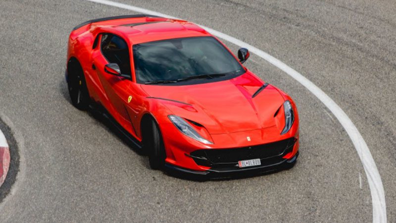 Automóvil tomando curvas a alta velocidad, demostrando el manejo y el rendimiento de la suspensión en la carretera.