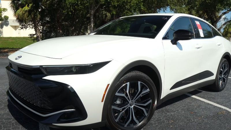 Primer plano de un automóvil sedán moderno.