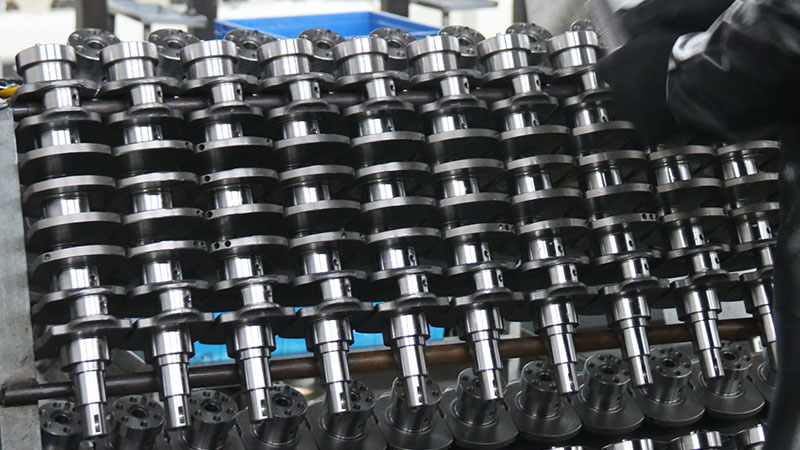High-quality engine crankshafts lined up in the factory for inspection and assembly.