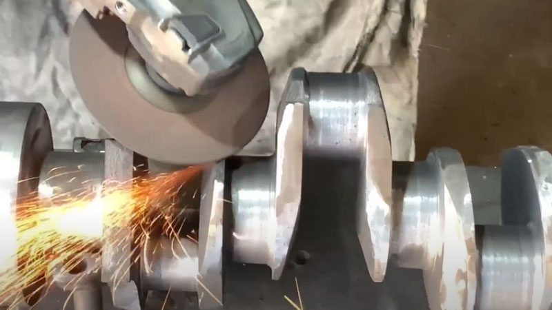 Bearbeitung der fertig gegossenen Kurbelwelle.