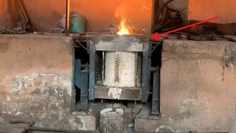 Metallerhitzung im Ofen zur Herstellung von flüssigem Metall.