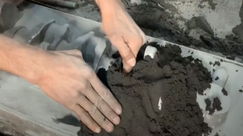 In Sand gepresstes Kurbelwellenmuster, um eine Formhöhlung zu erzeugen.