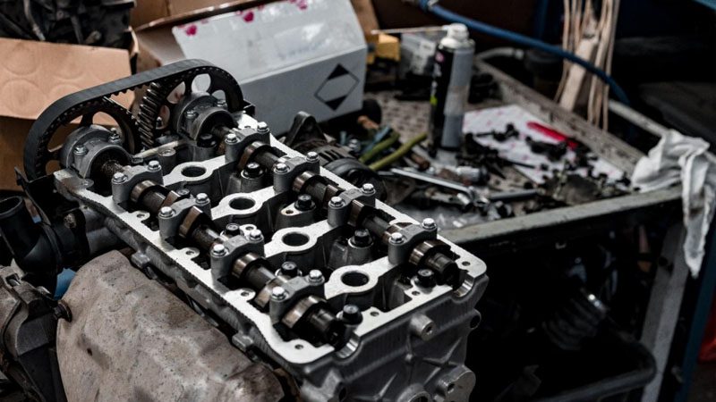 Componentes del motor gravemente dañados que indican la necesidad de un reemplazo completo del motor.