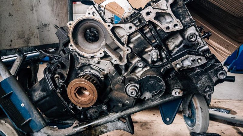 Primer plano de una culata que muestra su compleja estructura y sus intrincados componentes.