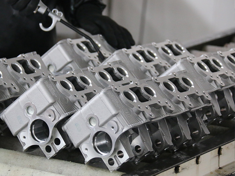 Wholesale cylinder heads arranged for international automotive parts supply.