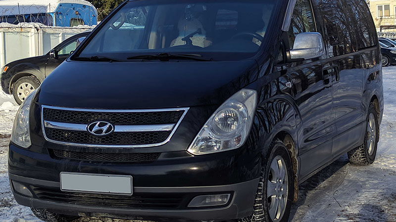 Hyundai Grand Starex 2.5 VGT van front view.