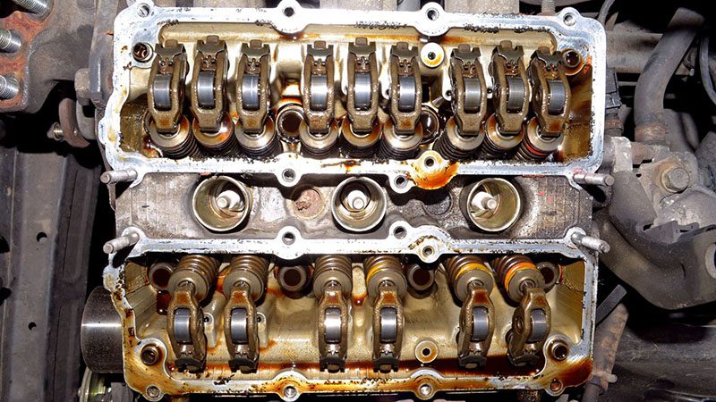 Close-up view of a DOHC 5-valve engine, highlighting dual camshafts and multi-valve cylinder head design for enhanced airflow.