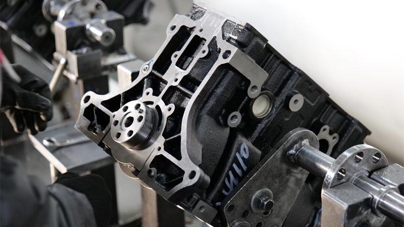 Ligne de production de moteurs chez Nanjing Woda Auto Technology Co., Ltd., présentant le processus de fabrication des composants du moteur diesel