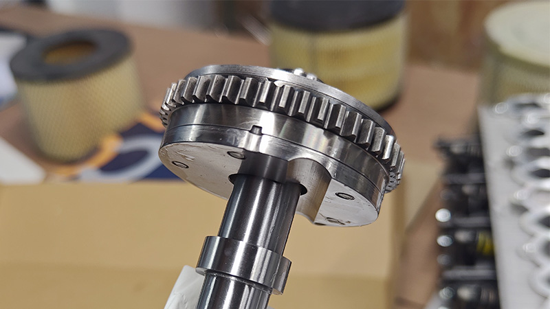 Primer plano de la polea VVT del motor EA888 Gen 2, que muestra detalles de los componentes de sincronización.