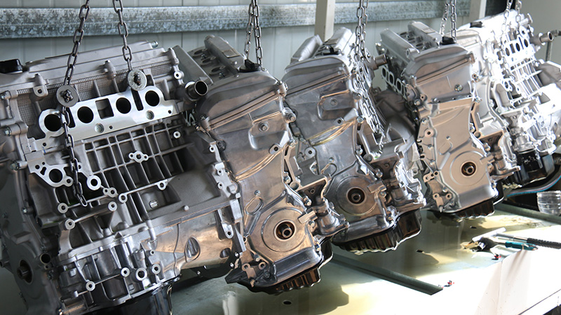 Moteurs nouvellement assemblés exposés à l'usine Woda Auto.