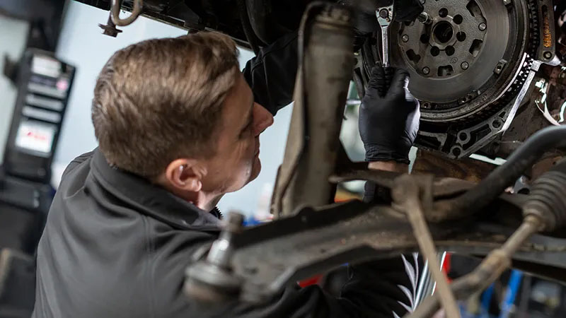 Профессиональный ремонт двигателей помогает остановить утечки масла.