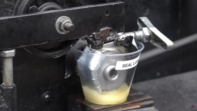 Быстрое самостоятельное уплотнение для предотвращения утечки масла.