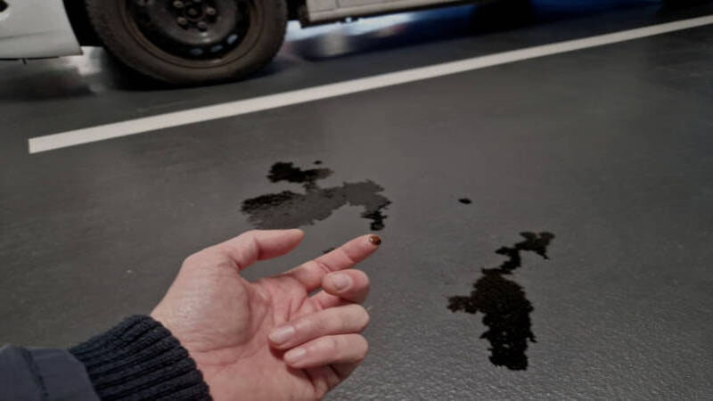 Существует несколько явных признаков утечки моторного масла.