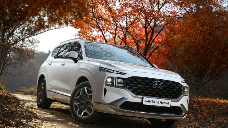 Close-up de um SUV Hyundai branco dirigindo em uma estrada de terra