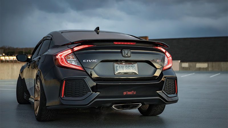 Close-up de um Honda Civic visto de trás, mostrando lanternas traseiras e detalhes de design traseiro