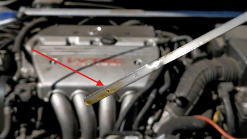 Marca de adição de óleo do motor.