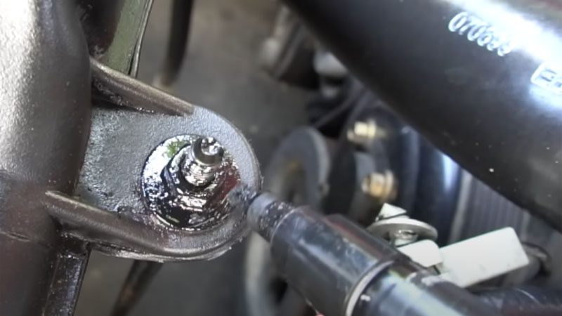 Verwenden Sie einen Lackmarker, um verrostete Schrauben im Motorraum zu reinigen.