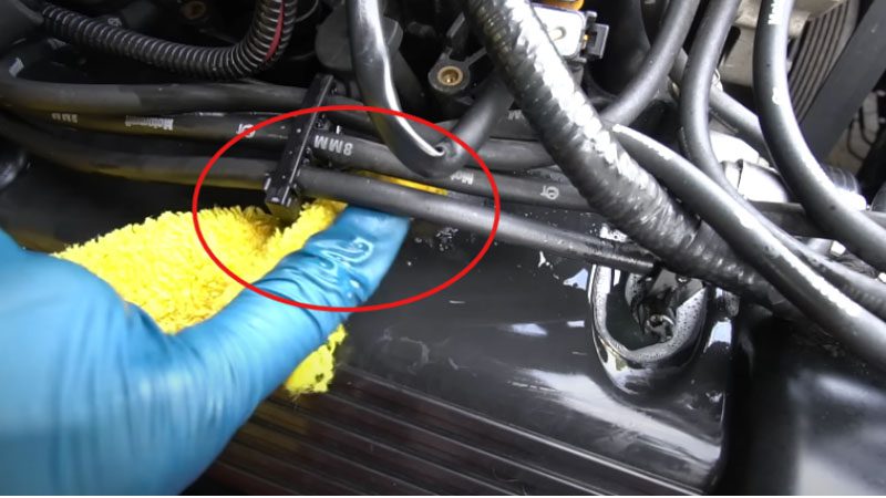 Trocknen Sie den Motorraum mit einem Mikrofasertuch.