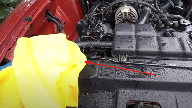Verwenden Sie zum Trocknen des Motorraums ein Mikrofasertuch.