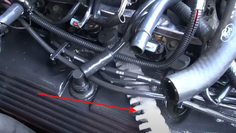 Verwenden Sie einen Pfeifenreiniger, um schwer zugängliche Stellen im Motorraum zu erreichen.