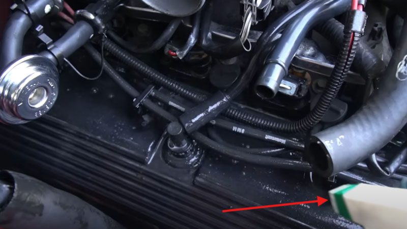 Besprühen Sie den Motor mit Seifenwassernebel.