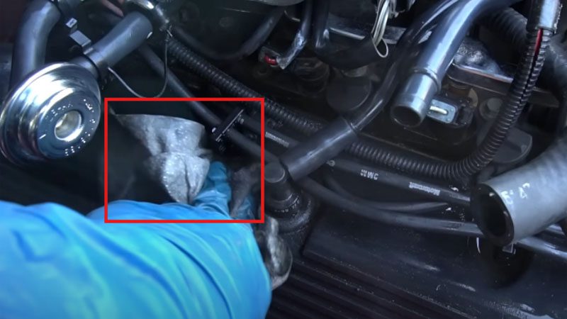 Entfernen Sie dickes Fett vom Motor mit Reinigungstüchern.