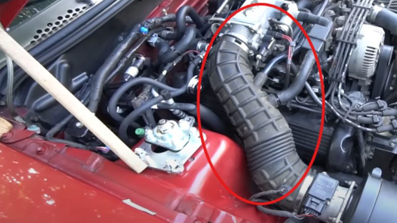 Entfernen des Einlasses zum Reinigen des Motorraums.