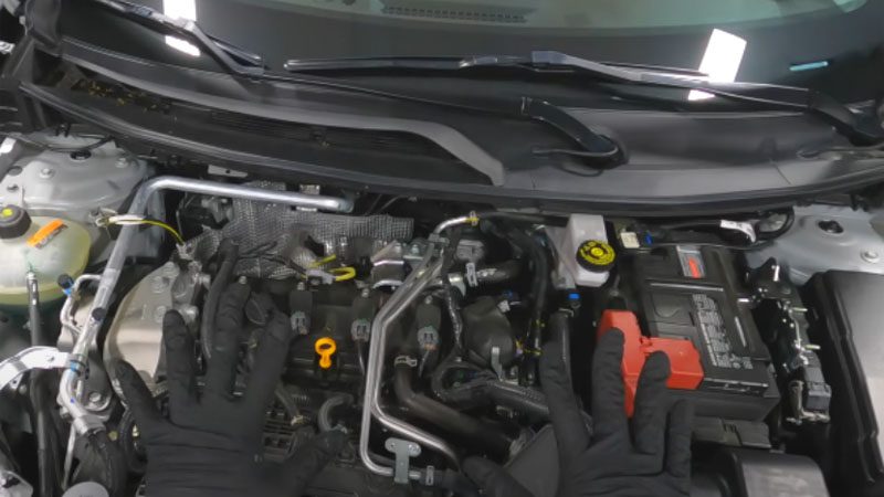 Tragen Sie Handschuhe, um Ihre Hände beim Reinigen des Motorraums zu schützen.