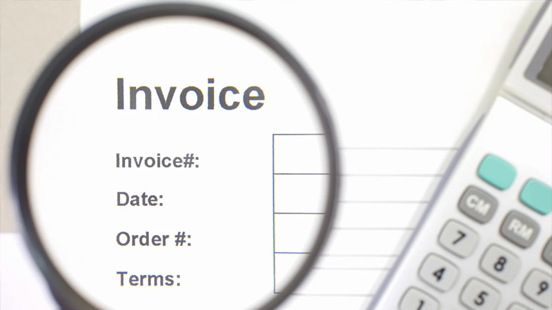 Primer plano de un documento de factura comercial.