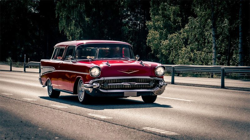 Foto de Chevy Bel Air en la carretera.