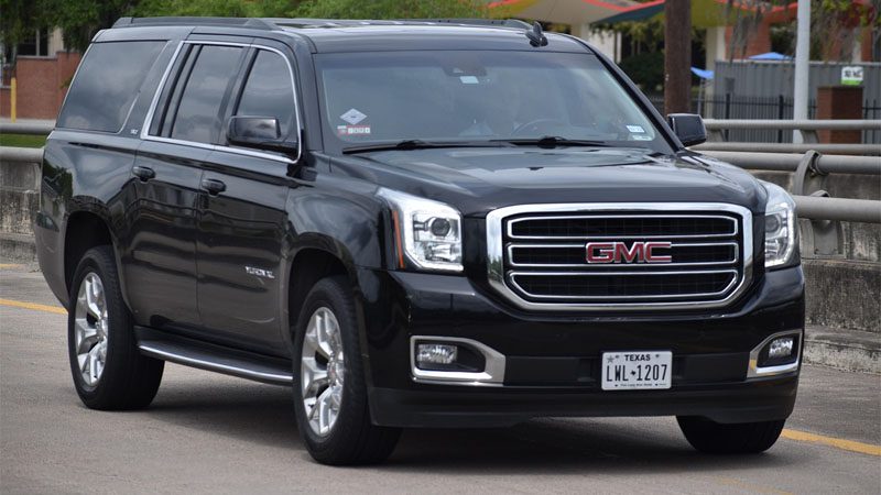 Fotografía de SUV GMC en la carretera.