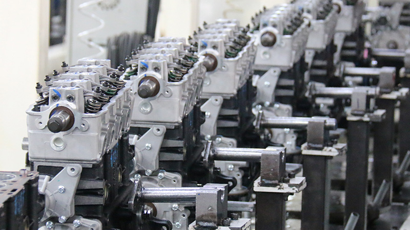 Chaîne de montage de moteurs automobiles à l'usine de fabrication de Woda Auto.