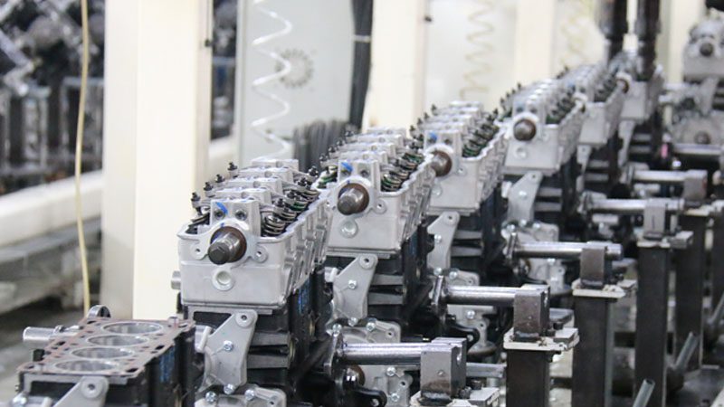 Ligne d'assemblage de moteurs automobiles dans l'usine de Nanjing Woda Auto Technology Co., Ltd.