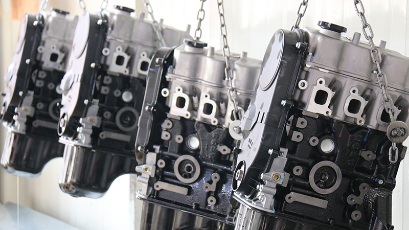 Nuevos conjuntos de motores listos para pruebas de calidad en la fábrica de Woda Auto.