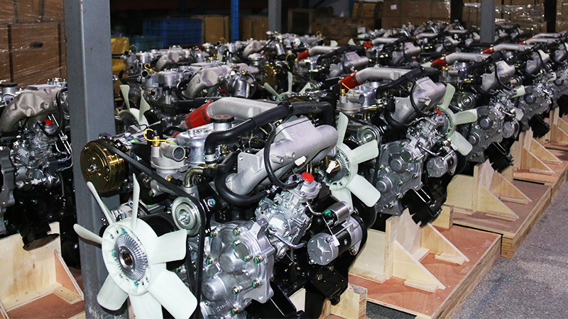 Batch of Isuzu 4JB1T engines ready for export in warehouse.