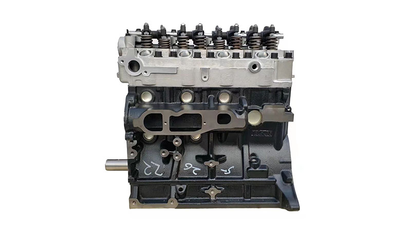 Крупный план дизельного двигателя Mitsubishi 4D56 в сборе.