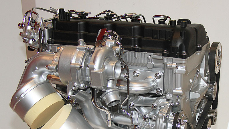 Крупный план дизельного двигателя Mitsubishi 4N14 с алюминиевым блоком цилиндров.