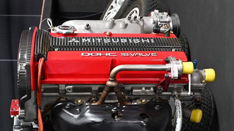 Крупный план двигателя Mitsubishi 4G63, демонстрирующий легендарную конструкцию двигателя Sirius.