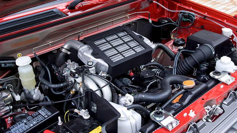 Двигатель Mitsubishi под капотом: моторный отсек и его компоненты.