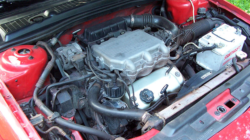 Крупный план двигателя Mitsubishi 6G72 V6 из семейства двигателей 6G7.