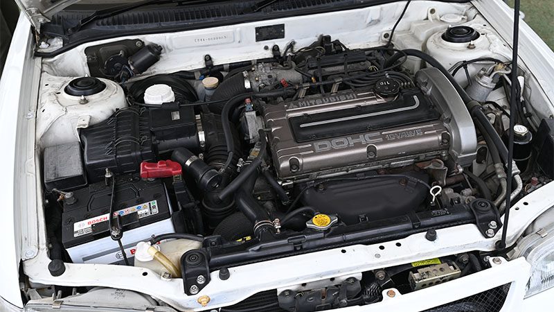 Детальный вид двигателя 4G63 в автомобиле Mitsubishi Lancer Evolution 1992 года выпуска.