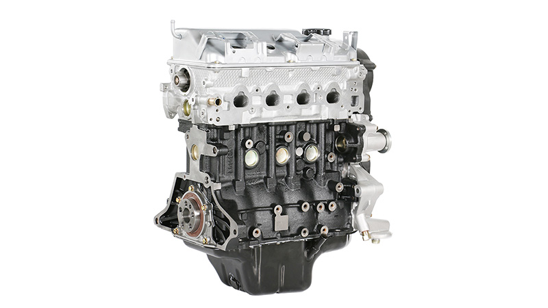 Крупный план рядного четырехцилиндрового бензинового двигателя Mitsubishi 4G15 в сборе.