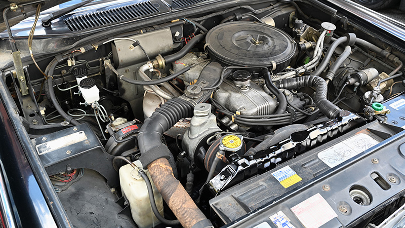 Двигатель Mitsubishi 4G54 (G54B) в моторном отсеке Debonair Executive SE.